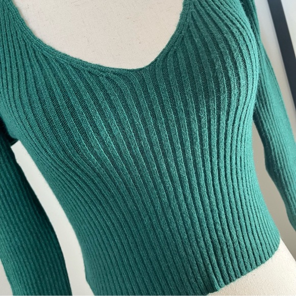 💚 Fashion Nova Cropped V Neck Sweater - Picture 2 of 8